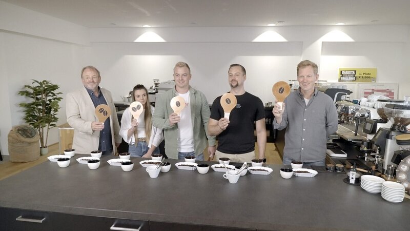 Kaffeetrinker bewerten verschiedene Kaffees. – Bild: Neulandfilm / ORF Kaffeetrinker bewerten verschiedene Kaffees. – Bild: Neulandfilm / ORF
