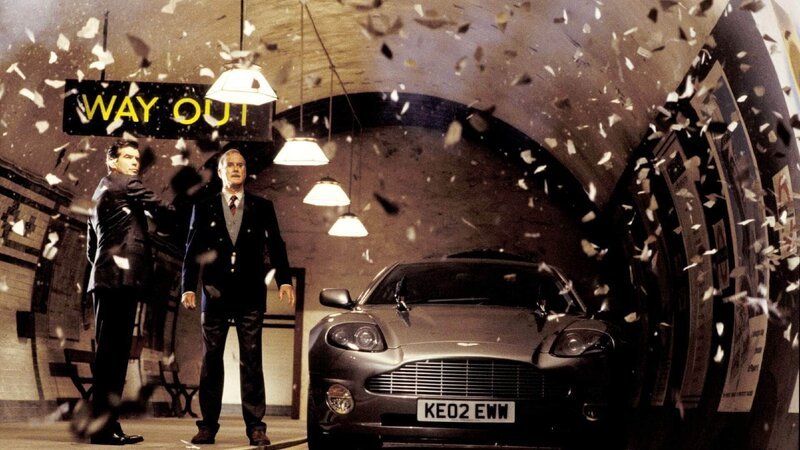 James Bond (Pierce Brosnan) und Q (John Cleese) vertiefen sich in die Gebrauchsanweisung zu Bonds neuem Aston Martin V-12 Vanquish. – Bild: RTL