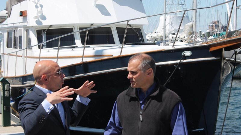 Host Anthony Melchiorr proposes a partnership between the Newport Inn and the harbor tours, as seen on Travel Channel’s Hotel Impossible. – Bild: 2012, The Travel Channel, L.L.C. All rights Reserved.