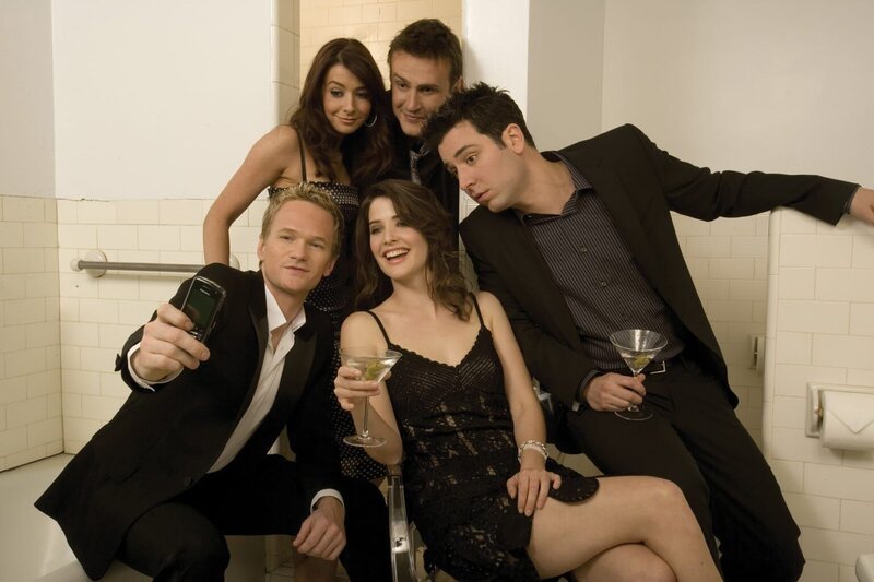 (3. Staffel) – Rückblick in die wilden Jahre von Ted (Josh Radnor, vorne r.), Marshall (Jason Segel, hinten r.), Barney (Neil Patrick Harris, vorne l.), Lily (Alyson Hannigan, hinten l.) und Robin (Cobie Smulders, vorne M.) … – Bild: 20th Century Fox International Television Lizenzbild frei