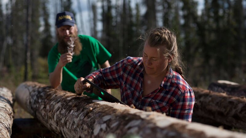 Ashley is with the production crew. – Bild: Discovery Communications