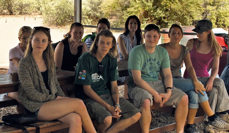 Jeden Freitag kommen neue Volontäre auf Harnas an. – Bild: BR/​SWR/​Francois Botha