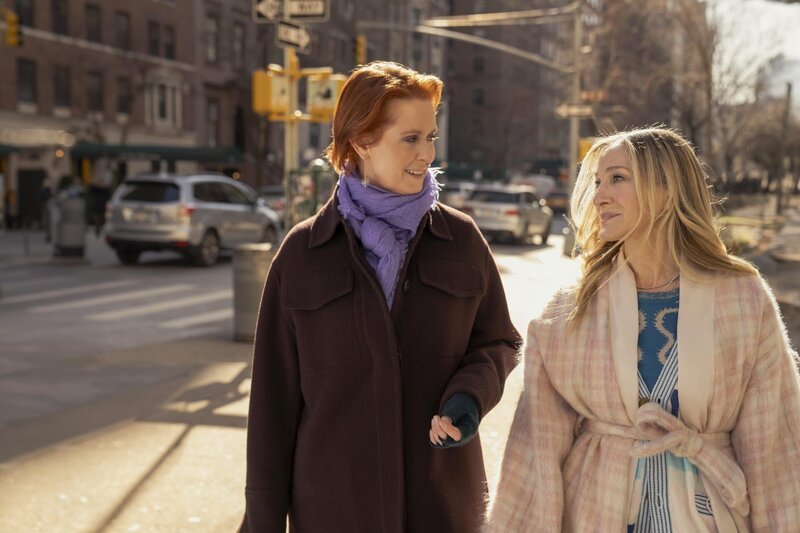 l-r: Cynthia Nixon als Miranda Hobbes, Sarah Jessica Parker als Carrie Bradshaw – Bild: Warner /​ Die Verwendung ist nur bei redaktioneller Berichterstattung im Rahmen einer Programmank¸ndigung ab 2 Monate vor der ersten Auss /​ © 2023 WarnerMedia Direct, LLC. All Rights Reserved. HBO Maxô is used under license.