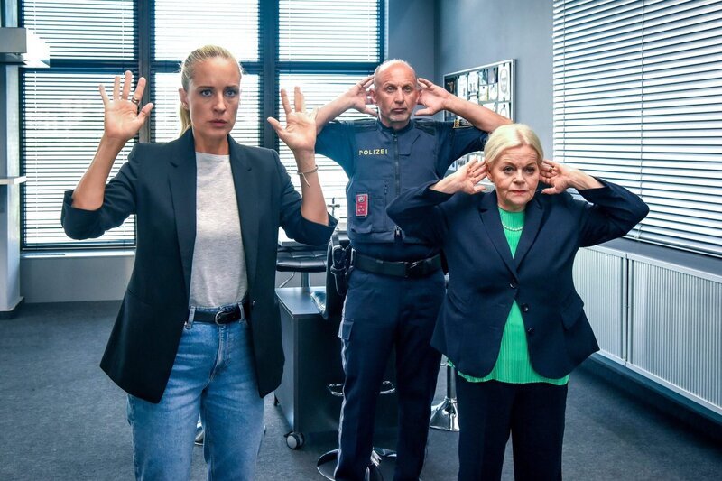 Penny Lanz (Lilian Klebow, l.), Henriette Wolf (Brigitte Kren, r.) – Bild: ORF/​Satel Film/​Hubert Mican