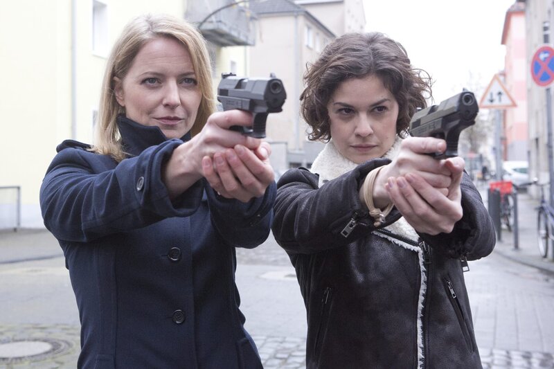 Die neue SOKO-Chefin Anna Maiwald (Diana Staehly, l.) mit der ebenfalls neuen Jungkommissarin Lilly Funke (Tatjana Kästel). – Bild: ZDF