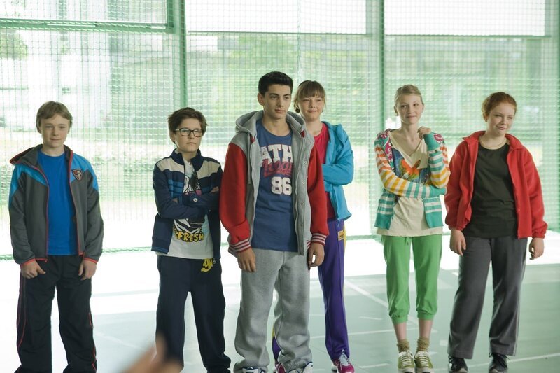 Beim 2-Felder-Ball-Spiel entwickeln sich zwei Fronten. V.l.n.r.: Friedrich (Paul Uhlemann), Henk (Noah Alibayli), Orkan (Flavius Budean), Lotta (Lisa Nestler), Alva (Annalisa Weyel) und Hedda (Juliette Hartig). – Bild: MDR/​Katharina Simmet