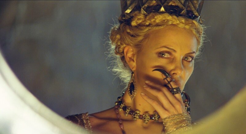 Königin Ravenna (Charlize Theron) erfährt von ihrem Spiegel, dass ihre Stieftochter noch lebt, schöner als sie selbst ist und dazu vorbestimmt, das Königreich zu führen. – Bild: RTL /​ 2012 Universal Studios