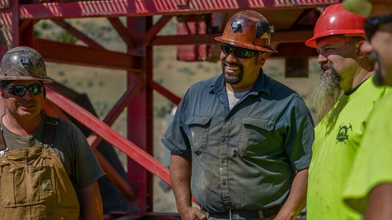 Freddy Dodge, Juan Ibarra, Todd Hoffman and Dave Turin gathered around smiling. – Bild: Discovery Communications