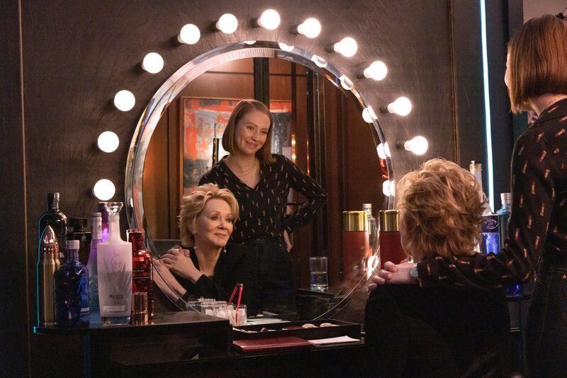 Ava (Hannah Einbinder, r.) steht vor einer schwierigen Entscheidung: Sie erhält das Angebot, bei Taylors neuem Pilotfilm als Gagschreiberin mitzuwirken, doch die Aufnahmen kollidieren mit Deborahs (Jean Smart, l.) Stand-up-Special. Wie wird sie sich entscheiden? – Bild: ZDF und Karen Ballard