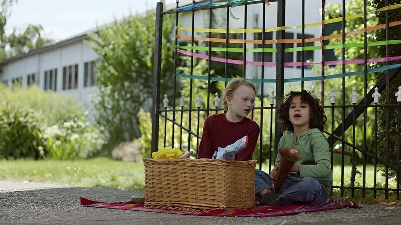 Anna und Saïd eröffnen ihren Verkaufsstand. – Bild: SWR/​Phanta Basta!/​Indi Film
