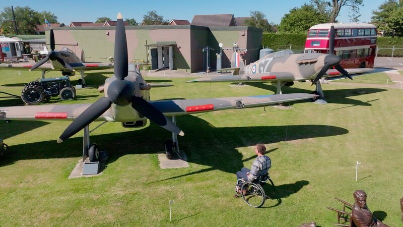 Der ehemalige Royal Marine und Pilot Arthur Williams inspiziert eine Hawker Hurricane in Kent, Vereinigtes Königreich. – Bild: National Geographic