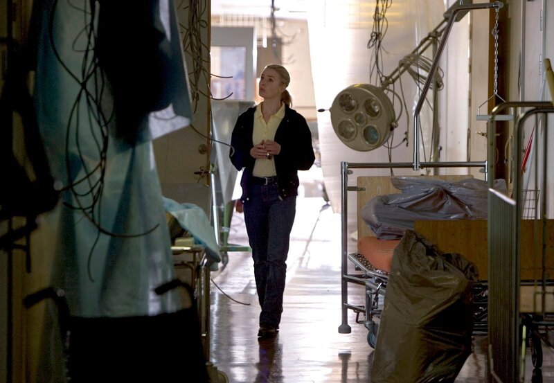 Birgitta Moberg (Emma Swenninger) untersucht einen nicht genutzten Flügel des Kankenhauses, in dem es scheinbar spukt. – Bild: ARD Degeto/​Illusion Film/​Aristarhova