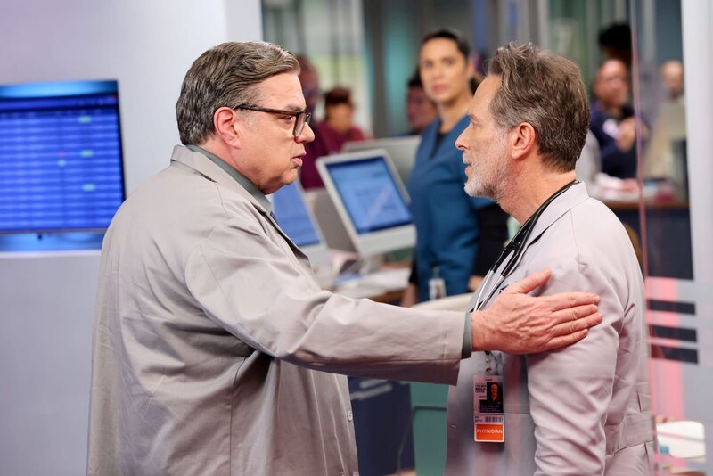 l-r: Dr. Daniel Charles (Oliver Platt), Dr. Dean Archer (Steven Weber) – Bild: Universal Television LLC