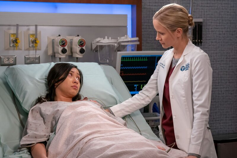 (l-r) Bernadette Santos Schwegel als Kyra Wray, Jessy Schram als Hannah Asher – Bild: Universal Television LLC