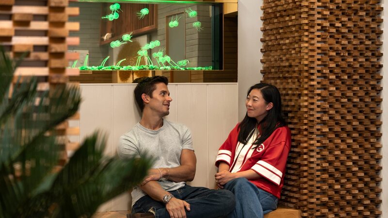 Antoni Porowski und Awkwafina unterhalten sich im Hanwoo Beef Restaurant. – Bild: National Geographic/​Rebecca Eishow
