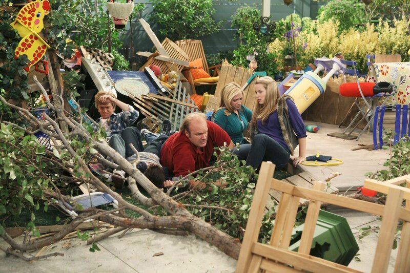 GOOD LUCK CHARLIE – „Up A Tree“ – Bob cuts a deal with Mrs. Dabney that if he chops down their tree that blocks her sunlight, she will stop her dog from barking. The tree, which houses PJ and Teddy’s childhood treehouse, has sentimental value, so they stage a sit-in protest to prevent it from getting chopped down. When Bob does everything he can to get them out of the treehouse, Amy sides with her kids and joins their protest, in a new episode of „Good Luck Charlie,“ premiering SUNDAY, JUNE 6 (8:30–9:00 p.m., ET/​PT) on Disney Channel.(DISNEY CHANNEL/​DANNY FELD) JASON DOLLEY, BRADLEY STEVEN PERRY, ERIC ALLAN KRAMER, LEIGH-ALLYN BAKER, BRIDGIT MENDLER – Bild: DISNEY