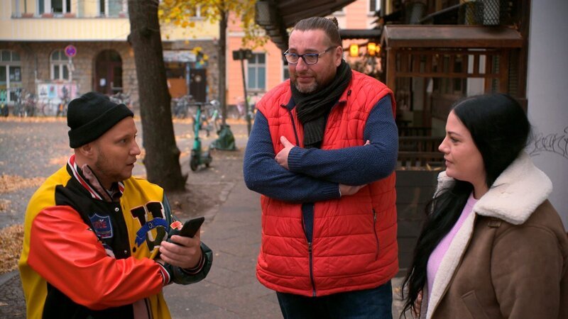 Krätzes Tag startet mies: Miri braucht Geld für Bens neues Bett, doch er ist pleite. Ablenkung findet er bei zwei Touristen, die ihn für einen Stadtführer halten. Nach anfänglichem Chaos begeistert er sie mit Hausboot-Geschichten. – Bild: RTLZWEI