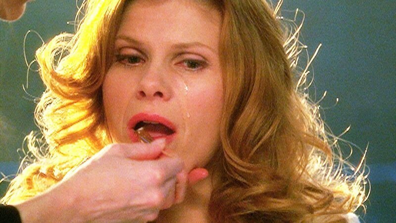 Diana Hoyt (Lolita Davidovich) muss eine Speichelprobe abgeben. Hat sie ihre eigene Stieftochter getötet? – Bild: MG RTL D /​ CBS
