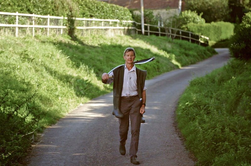 Simon Ffennell wacht als Riverkeeper über die Itchen. Er ist der letzte traditionelle Flusswächter der Region und benutzt für das Entfernen der Wasserpflanzen noch eine Sense, was andernorts längst Maschinen erledigen. – Bild: 3sat