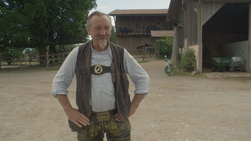 Bauer Wast auf seinem Hof. – Bild: Angelika Vogel /​ BR