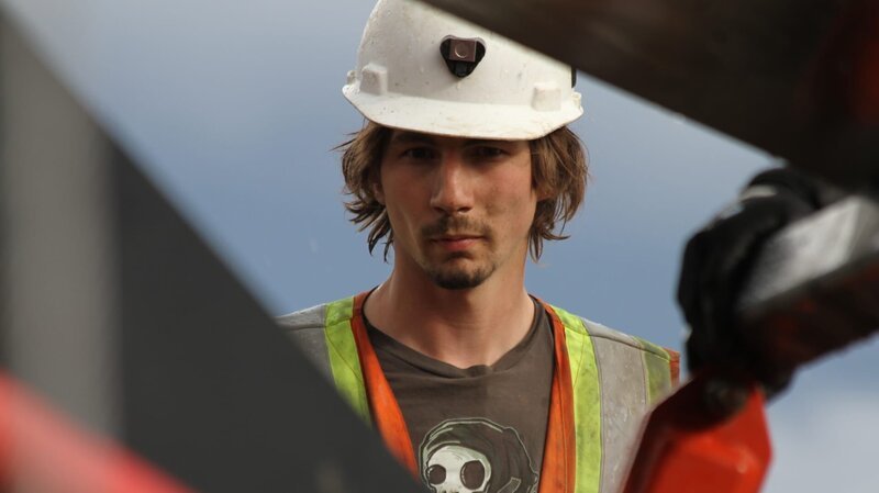 Parker Schnabel checking the Sluicefer. – Bild: Discovery Communications/​E Gorsuch