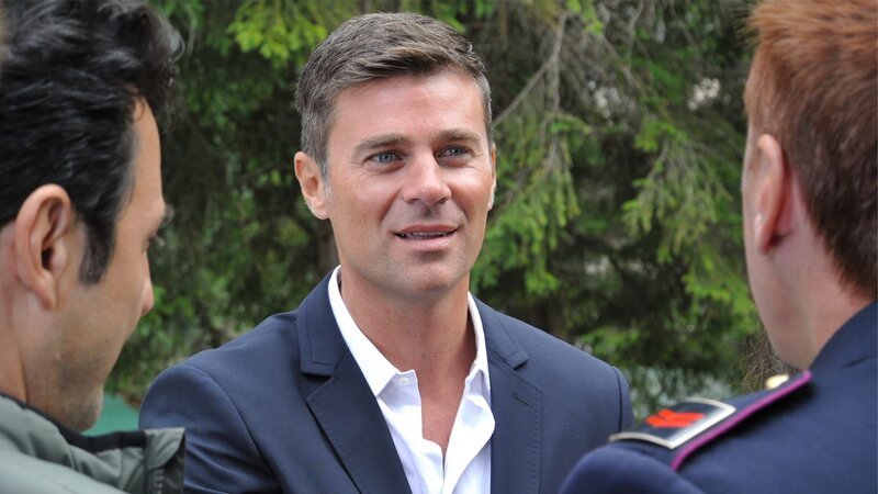 Der Strahlemann Rico geht Vincenzo und Huber auf die Nerven (von li nach re: Enrico Ianniello, Fabio Fulco, Gianmarco Pozzoli). – Bild: Lux Vide s.p.a/​Beta Film GmbH