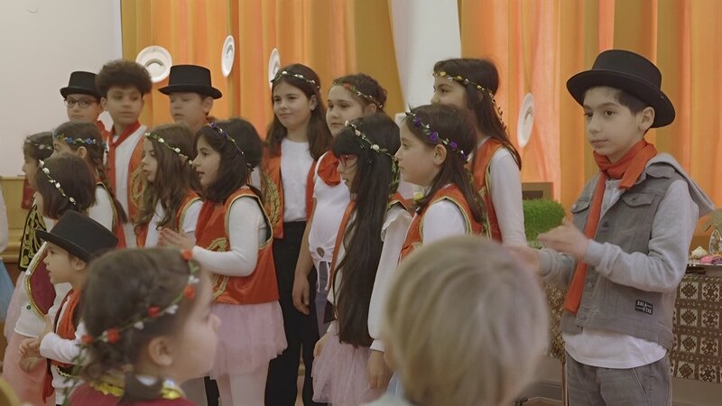In der Persisch-Schule feiern die Schwestern Diba und Banu gemeinsam mit den anderen Kindern das Neujahrsfest in besonderer Kleidung. – Bild: WDR/​Die Sendung mit dem Elefanten