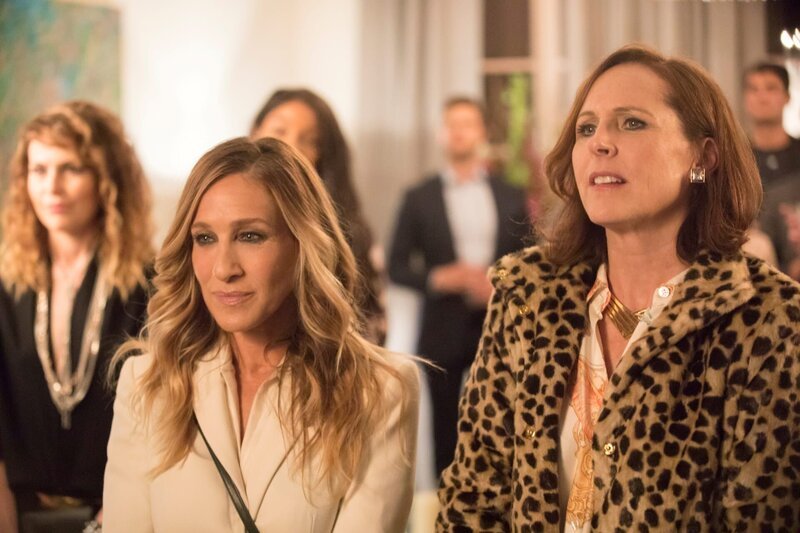 On the left: Frances(Sarah Jessica Parker) – Bild: Sky Atlantic HD /​ CRAIG BLANKENHORN