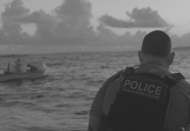 Ein CBP-Agent überblickt ein kleines Boot auf See in Fajardo, PR. – Bild: Lucky 8 TV