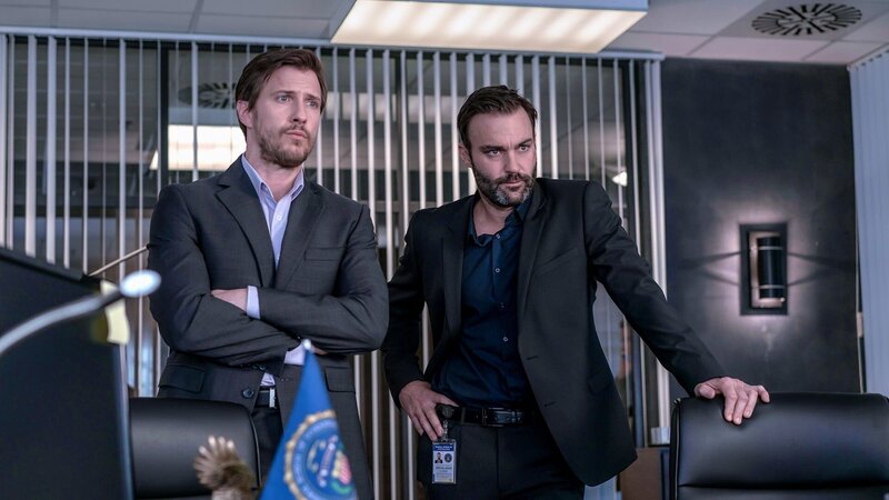 L-R: Nick Durand( Patrick Heusinger ), Cal Isaac(  Matthew Le Nevez ) – Bild: AXN Black