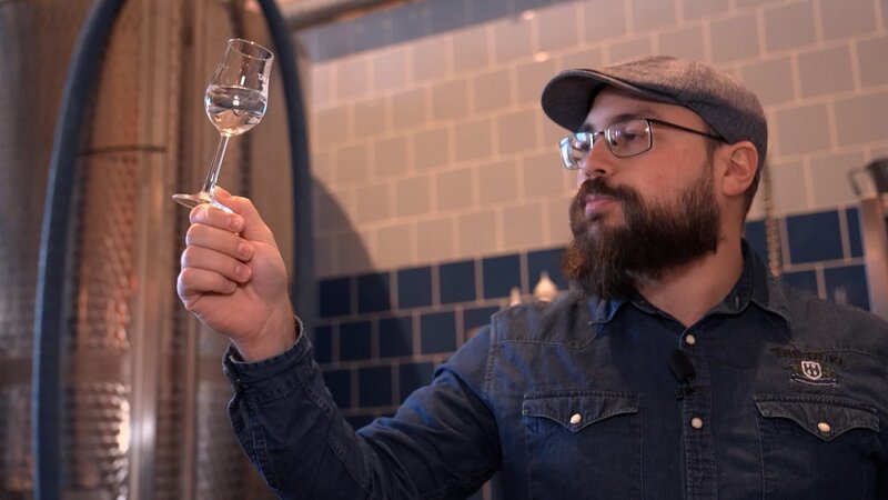 Der bei Bamberg gefertigte Gin hat eine ganz spezielle geschmackliche Besonderheit: Neben Wacholderbeeren werden „typisch bayerisch“ Hopfen und Malz beigemischt. – Bild: Axel Springer Deutschland GmbH