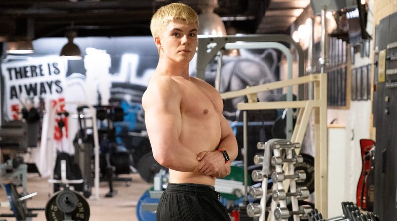 Jonas (20): Jonas trainiert hart, um eines Tages auf der Bodybuildingbühne zu stehen. – Bild: WDR/​Simin Kianmehr