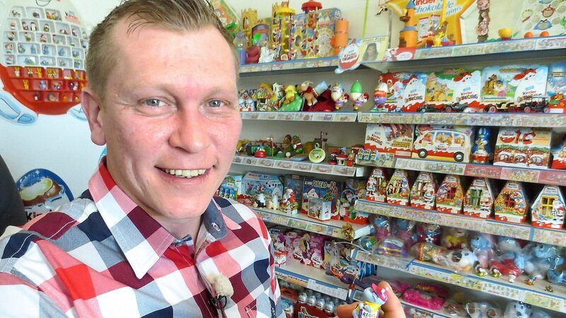 RTL II-Trödelprofi Otto Schulte will Ilona und Günther beim Verkauf ihrer rießigen Ü-Ei-Sammlung unterstützen. – Bild: RTL II