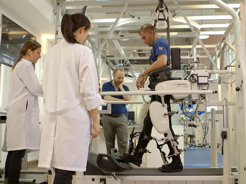 Paul Giamatti watching Eric in the walking trainer. – Bild: 1996⁠–⁠2015 National Geographic Channel. All rights reserved.