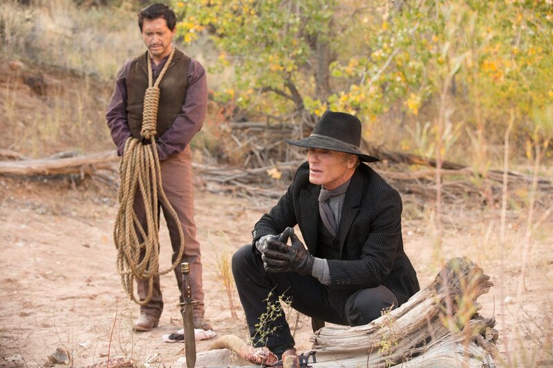 The Man in Black (Ed Harris), Lawrence (Clifton Collins Jr.). – Bild: 2016 Home Box Office, Inc. All rights reserved. HBO® and all related programs are the property of Home Box Office, Inc.