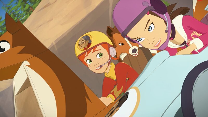 Zoé (l.), mit ihrer Kopilotin Lassie und Samantha liefern sich einen erbitterten Wettstreit auf der herausfordernden Rennstrecke. – Bild: ZDF/​Superprod/​ZDFE