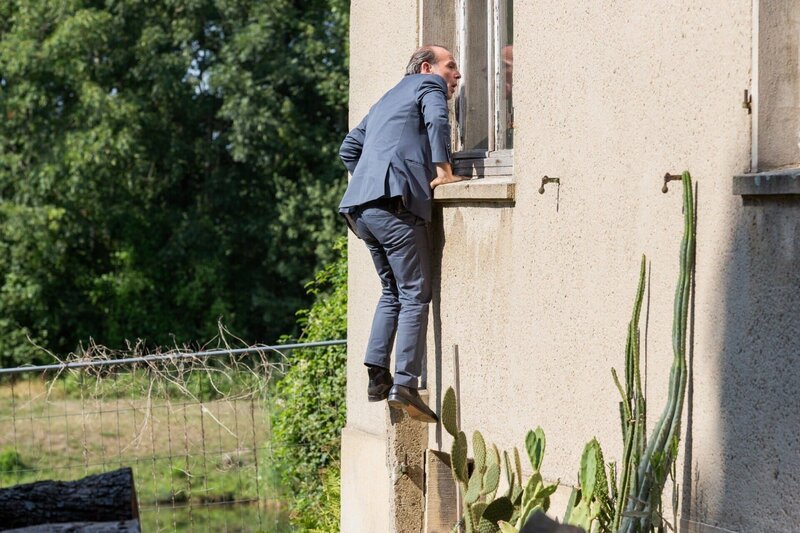 ARD/​MDR TATORT: BLUTSCHULD, am Sonntag um 20:15 Uhr im ERSTEN. Hauptkommissar Andreas Keppler (Martin Wuttke) will den Verdächtigen Christian Scheidt vernehmen. Der lässt ihn allerdings nicht ins Haus. – Bild: MDR/​Steffen Junghans