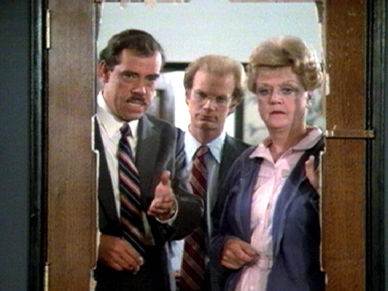 Jessica (Angela Lansbury) untersucht mit Captain Davis (John Schuck, li.) und ihrem Neffen Bert (James Stephens) den Tatort. – Bild: Warner TV Serie