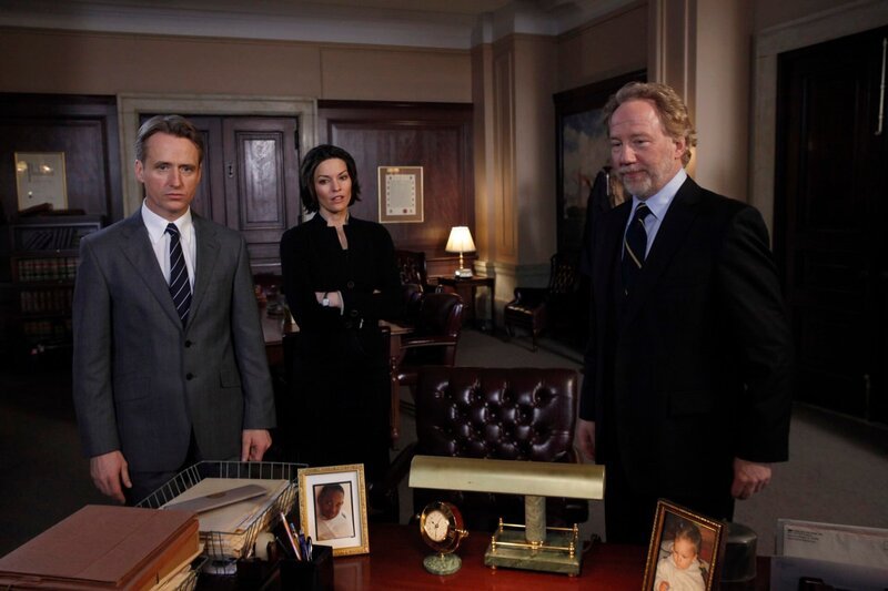 LAW & ORDER -- „Brilliant Disguise“ Episode 2015 -- Pictured: (l-r) Linus Roache als Executive A.D.A Michael Cutter, Alana De La Garza als A.D.A Connie Rubirosa, Timothy Busfield als Ray Backlund. – Bild: NBC Universal, Inc.