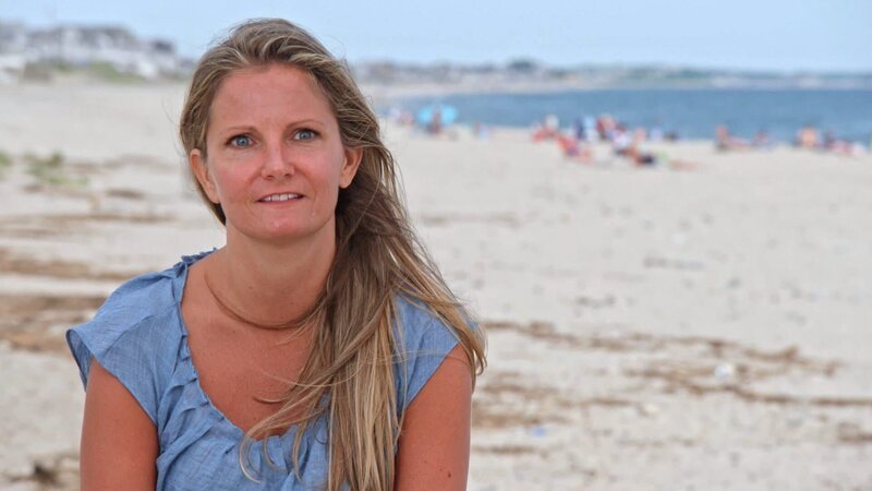 Eine Immobilienmaklerin aus Boston verlässt das Business in Beantown, um das perfekte Strandhaus an der Südküste von Massachusetts zu finden. Mithilfe einer Freundin sucht sie nach einem Haus, dass groß genug für Freunde und Familie, aber auch zentral an Einkaufs- und Essens-Möglichkeiten gelegen ist. – Bild: HGTV