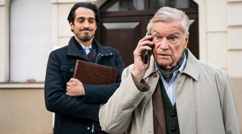 Werner (Jochen Busse, re.) begibt sich mit Makler Katowitz (Rinaldo Steller, li.) auf Wohnungssuche. – Bild: ARD Degeto Film/​Thomas Dietze