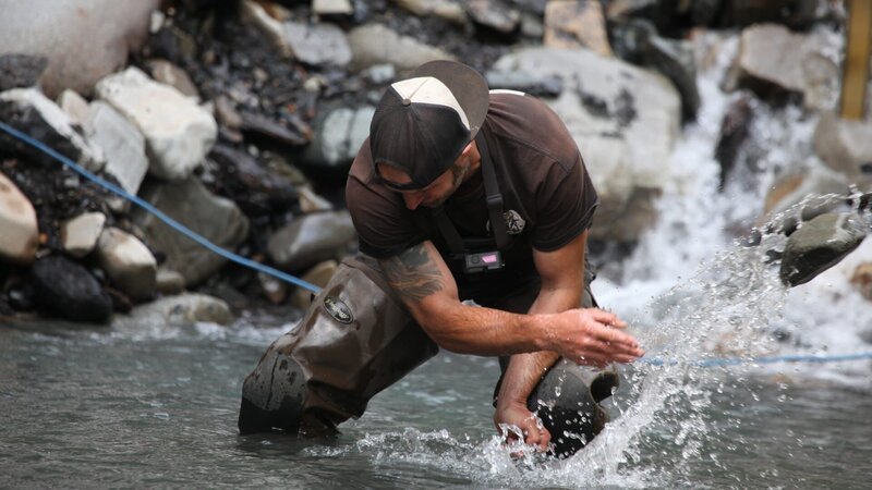 James Hamm shifts heavy rocks – Bild: Discovery Channel