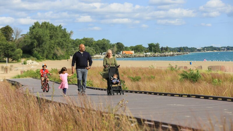 Busy parents Prashant and Marci enjoy an afternoon stroll on the lake with their three young kids, as seen on HGTV’s Beach Hunters. – Bild: HGTV. /​ Scripps (Focus)