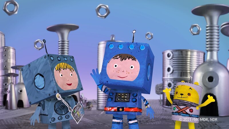 Timmi und Teddy lernen einen Bewohner des Roboterplaneten kennen. – Bild: rbb/​MDR/​NDR/​MotionWorks
