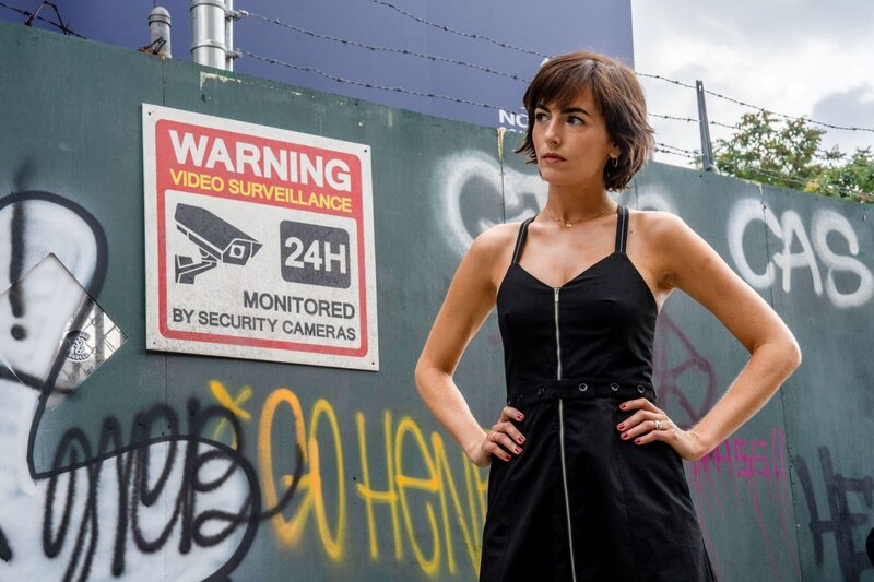 LAW & ORDER: ORGANIZED CRIME -- „Spirit In The Sky“ Episode 304 -- Pictured: Camilla Belle as Pearl Serrano -- (Photo by: Zach Dilgard/​NBC) – Bild: Zach Dilgard/​NBC /​ NBC /​ Die Verwendung ist nur bei redaktioneller Berichterstattung im Rahmen einer Programmankündigung ab 2 Monate vor der ersten Auss /​ © 2022 Universal Television LLC. ALL RIGHTS RESERVED.