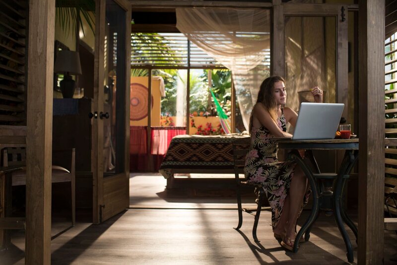 Die frisch verheiratete Marnie (Allison Williams) genießt ihre Flitterwochen. – Bild: OTTC