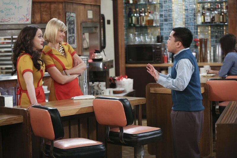 Neben der neuen „The High“-Filiale müssen Caroline (Beth Behrs, M.) und Max (Kat Dennings, l.) auch bei Han (Matthew Moy, r.) zeigen, was sie können … – Bild: Warner TV Comedy Germany