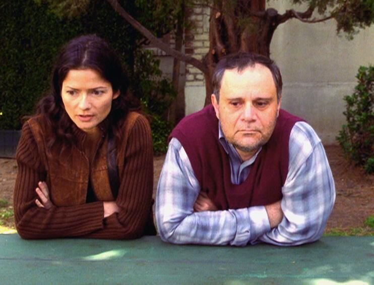Weiß der verurteilte Mörder Hermann Redding (Jack Laufer), wer Jordans (Jill Hennessy) Mutter tötete? – Bild: RTL /​ NBC Universal.
