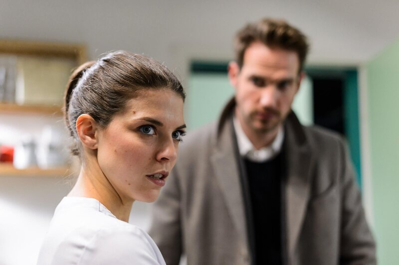 Pauline (Maike Johanna Reuter) ist schockiert, als sie erfährt, dass der echte Damian (Christian Feist) tot sein soll. – Bild: RTL /​ Willi Weber