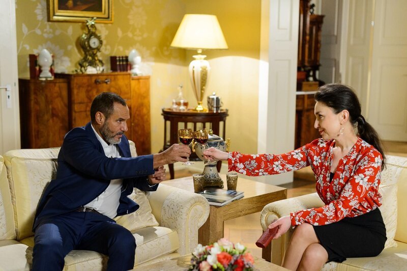 Richard (Silvan-Pierre Leirich) und Simone (Tatjana Clasing) sind zuversichtlich, dass ihr Einfluss wieder wächst. – Bild: RTL /​ Willi Weber